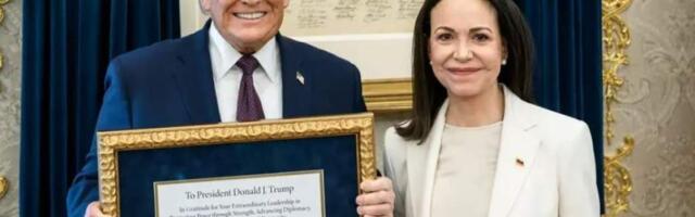 Мачадо в Белом доме «вручила» Трампу Нобелевскую премию мира