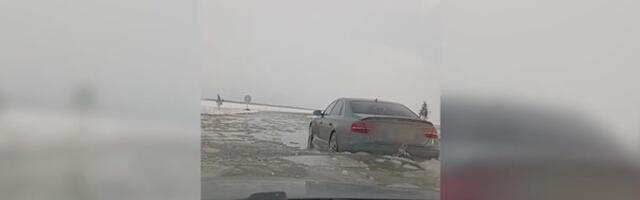 ВИДЕО | Ледовая дорога на Вормси затоплена: машины едут по воде, несмотря на опасность