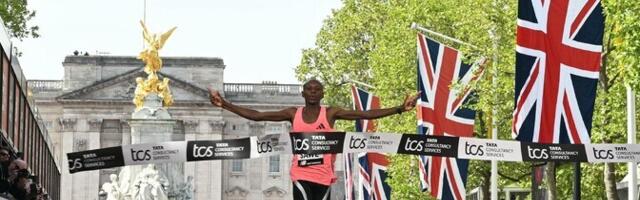 Впервые в истории: сразу два спортсмена пробежали Лондонский марафон менее чем за два часа
