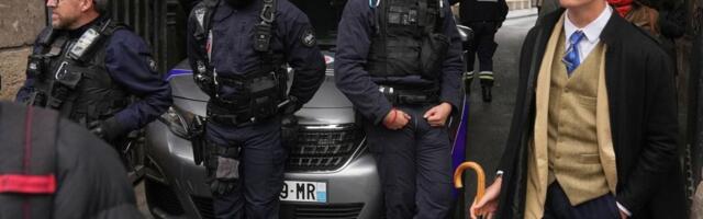 Правда ли, что на этой фотографии запечатлён инспектор, расследующий ограбление Лувра?