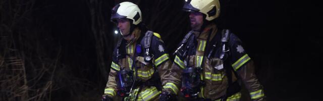 ФОТО И ВИДЕО | Пожар в Тарту: полыхает надворная постройка, люди жалуются на неприятный запах