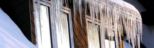Крыши зданий необходимо регулярно очищать от льда и снега