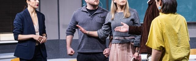 «Она должна уйти» в Театре Сюдалинна — на родительском собрании кипят нешуточные страсти