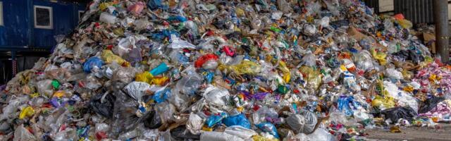 В вывозе мусора по-прежнему задержки. Руководитель компании пояснил ситуацию