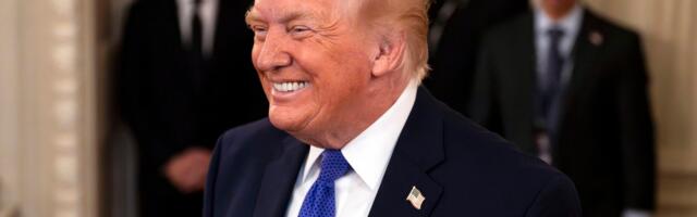 Его не остановить: Дональд Трамп снова повысил введенные для всех стран пошлины — с 10% до 15%