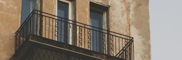 В Риге мужчина избил и выбросил с балкона свою престарелую мать