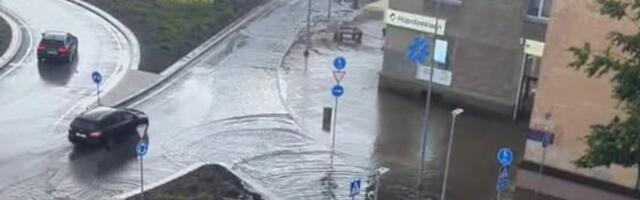 В центре Нарвы после ливня вновь затопило кольцевую развязку