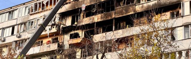 ФОТО DELFI | Киевская девятиэтажка попала под российский обстрел, фасад обгорел, на месте спасатели, медики, психологи