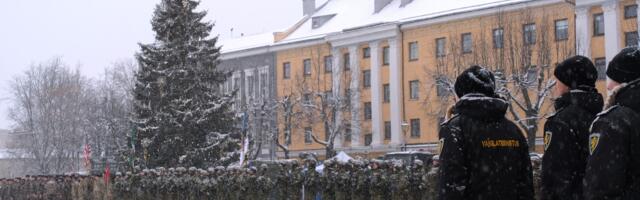 ФОТО: Построение военных и полиции на Петровской не остановило движение через нарвский погранпункт