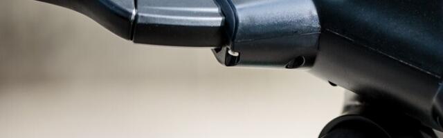 В деревне Рая подросток на электросамокате врезался в сдававший назад автомобиль