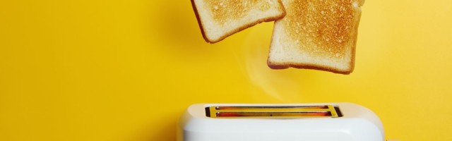 Девочка восемь лет питалась только чипсами и хлебом: как она выглядит сейчас