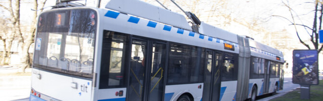 В Таллинне пожилая женщина упала в троллейбусе и попала в больницу