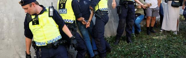 Протестующие, возмущенные сожжением Корана, ворвались в помещение шведского посольства