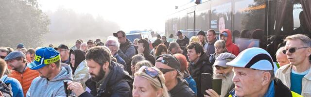 200 человек блокируют машинами дорогу к ферме Нурме. Повреждена техника для утилизации отходов свиней