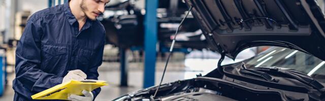 „Срочно явитесь в автосервис!“ В Эстонии владельцы машин получают неожиданные сообщения от Транспортного департамента. Зачем? 