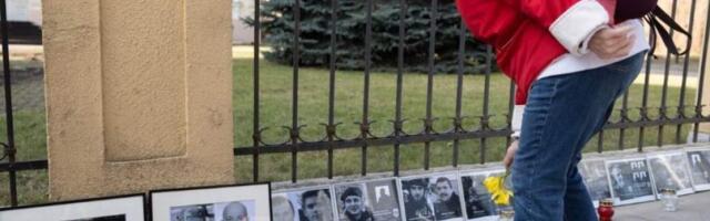 Возле посольства Беларуси в Вильнюсе разбиты фотографии погибших