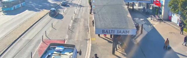 ВИДЕО | Полиция просит помочь установить личность велосипедиста, участвовавшего в ДТП с троллейбусом в Таллинне