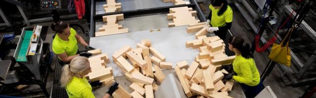 Правительство хочет разрешить платить иностранцам меньше. Критики: это вытеснит местных жителей с рынка труда