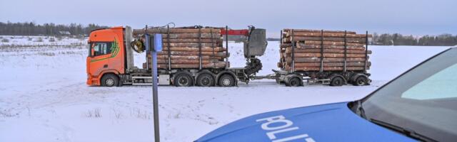 ФОТО | Лесовоз съехал с дороги, водитель в больнице