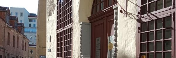 О чем пишет пресса: латвийский след в украинской коррупции, продажа здания музея спорта