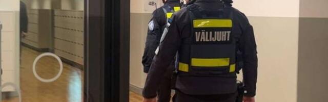 „Родители в панике, в чатах хаос“: в нарвскую школу снова вызывали полицию. Речь шла о бомбе 