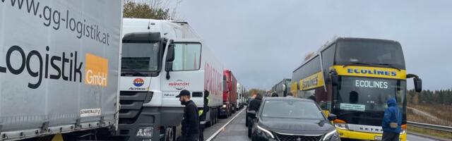 Литовские перевозчики получили сообщение из Беларуси о грузовиках, застрявших на границе