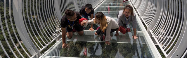 Турист провел несколько часов над пропастью на разрушенном мосту