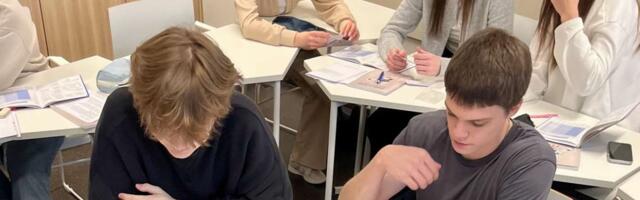 Кроссворды, судоку и эстонская поп-музыка. Школьники Ида-Вирумаа получили новую рабочую тетрадь для обучения на эстонском языке