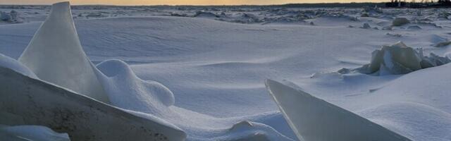 Первая зимняя рыбалка: на Теплом и Псковском озерах торосы, есть и нарушения границы