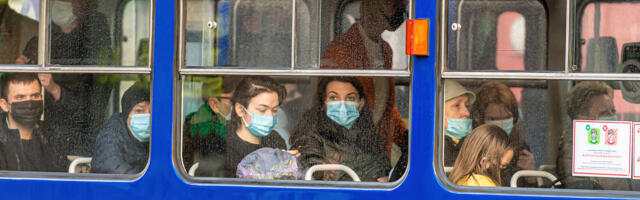 Латвия наконец отменит маски в общественном транспорте