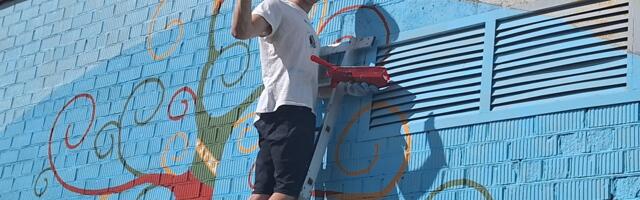 «Холстом» для нового мурала в Нарве стала трансформаторная будка возле «Фамы»