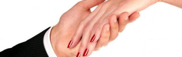 Поцелуй руки можно считать сексуальным нападением, постановил Верховный суд Испании