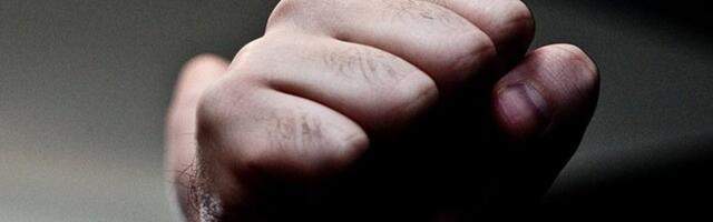 ВИДЕО | Вратарь английского клуба ударил болельщика кулаком в лицо