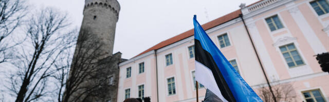 LIVE в 7:30: церемония поднятия государственного флага на башне Длинный Герман