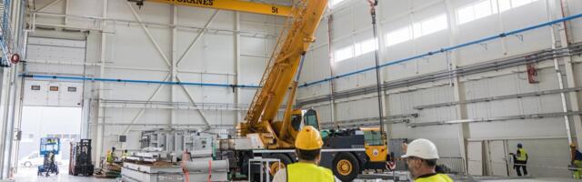 19-летний работник оказался прижат рукой под 200-килограммовой конструкцией и сломал руку в нескольких местах. Почему травмируются самые молодые?