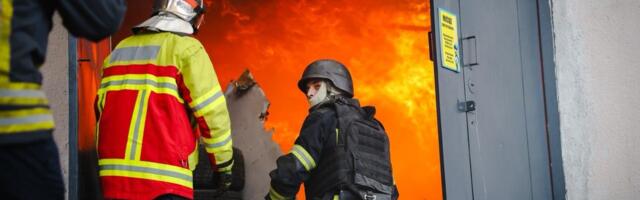 „Света нет, трубы рвутся, а они елочку ставят“. Delfi выяснил, как украинцы выживают под новой волной ударов