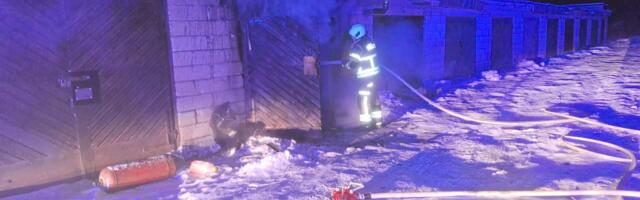 Сводка спасателей: пожар в гараже, автомобиль провалился в Эмайыги, хорек пробрался в дом