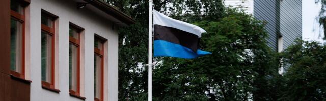 ФОТО | В Таллинне перед библиотекой флаг Эстонии вывесили в перевернутом виде