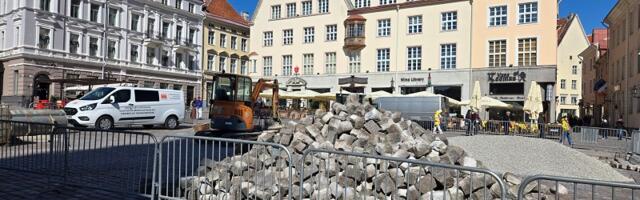 На Ратушной площади Таллинна выравнивают мощёное покрытие