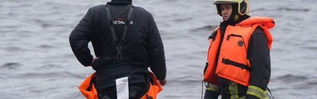 Спасатели подняли тело женщины, съехавшей на машине в Даугаву