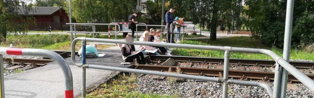 Школьники на железной дороге: учитель решил провести урок в опасном для жизни месте