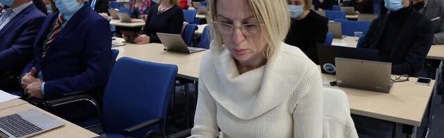 Депутат Тартуского горсобрания, назвавшая блогера из США "шоколадным зайцем", покинула ряды СДП