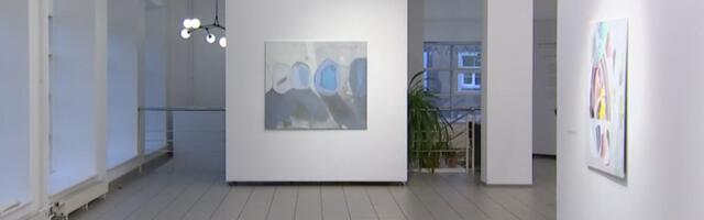 Между абстракцией и фигуративной живописью: в Таллинне открылась выставка с большими полотнами