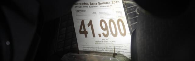 ФОТО | Микроавтобус съехал с дороги, водитель скрылся