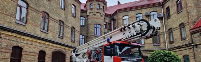 Эстония передала Украине пять спасательных автомобилей