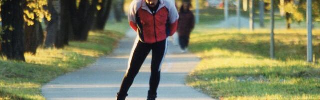 92-летний водитель задел ехавшего на роликах мужчину, а затем врезался в Audi 