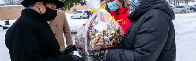 Президент Кальюлайд поощрила врачей корзиной конфет