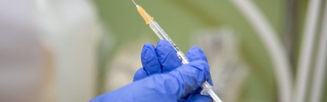 В выходные начнется вакцинация родившихся в 1956 году и ранее, а также людей из группы риска