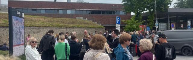 ФОТО | Сегодня на границе в Нарве люди стоят в очереди по 12 часов