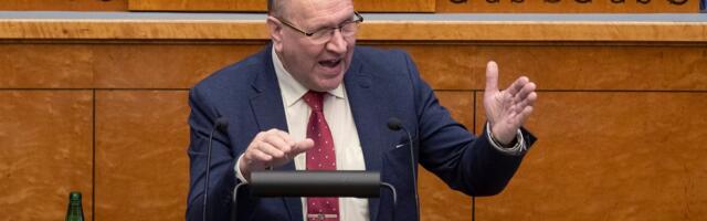 Хельме с трибуны Рийгикогу — коалиции: „Вы уже записались на курсы русского языка?“